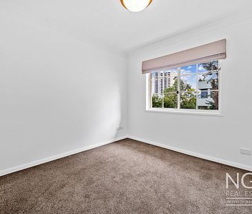 Gorgeous Terrace-Style Town House In The Heart Of Toowong! - Photo 2