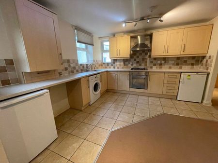 SPACIOUS ONE BEDROOM, TOWN CENTRE (P05092) - Photo 4