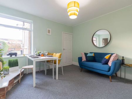 🏡 Home from Hospital: Stylish House Share Steps from George Eliot! - Photo 4