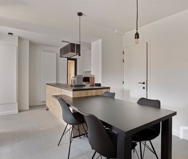 Volledig gerenoveerd, compact huis in Vlamertinge. - Foto 4