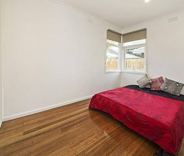 FANTASTIC LOCATION | SECONDS TO BEACH | LOW MAINTENANCE - Photo 3