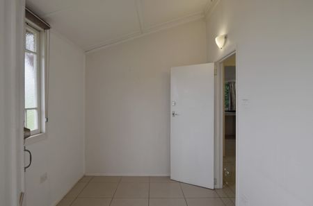 CHARMING GLADSTONE CENTRAL GEM! - Photo 2