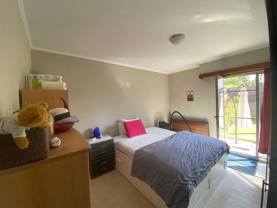 RUIM GELIJKSVLOER 2 SLPKMRS APPARTEMENT MET TUIN EN GARAGEBOX - Photo 1