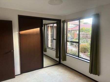 Great location in Ilam – 4 Bedrooms, Separate shower room, a second bathroom with bathtub. - Photo 2