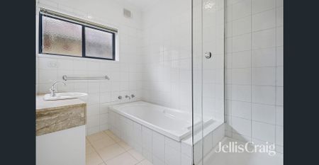 Spacious, Light-Filled 2-Bedroom Apartment with Private Courtyard - Photo 5