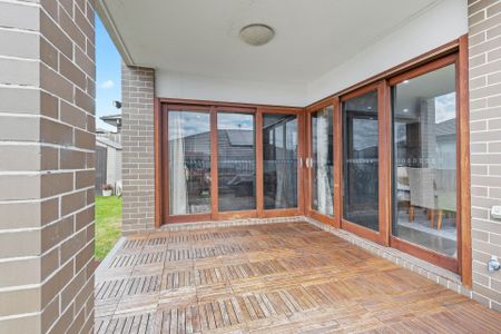 Exquisite Family Living in a Modern Luxury Home - Photo 4