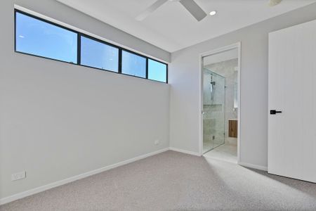 Luxurious Top Floor Unit with Terrace, Ocean Views. Water and Electricity Included! - Photo 5