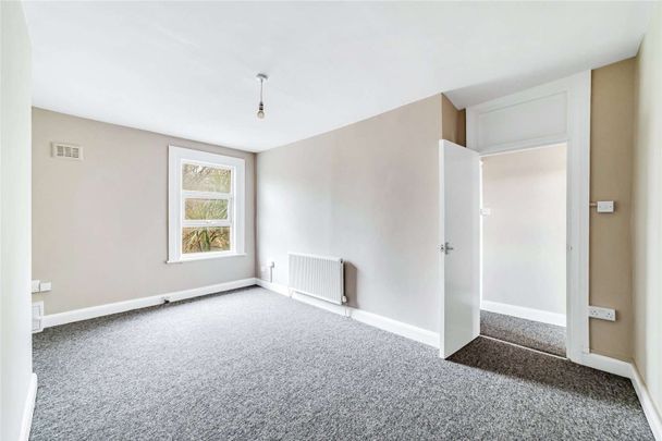 A well presented one bedroom flat set in a prime Acton Vale location - Photo 1