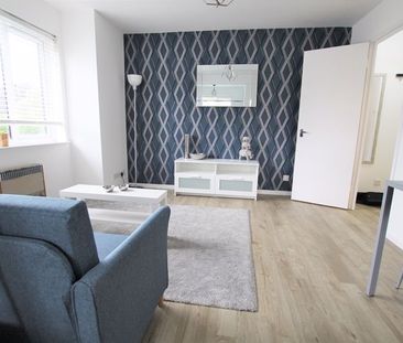 The Rowans, Woking - Photo 3