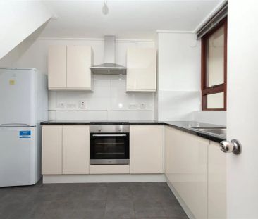 3 bedroom flat in London - Photo 3