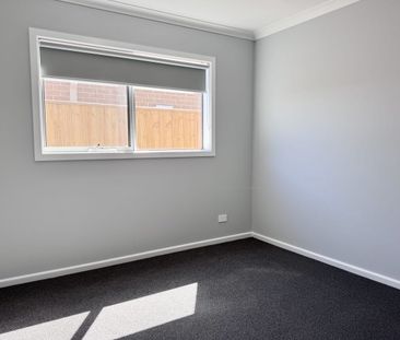 Modern Dual‑Kitchen Family Home in Manor Lakes - Photo 5