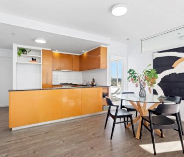 Light-Filled Corner Apartment with Sweeping City Views - Photo 3