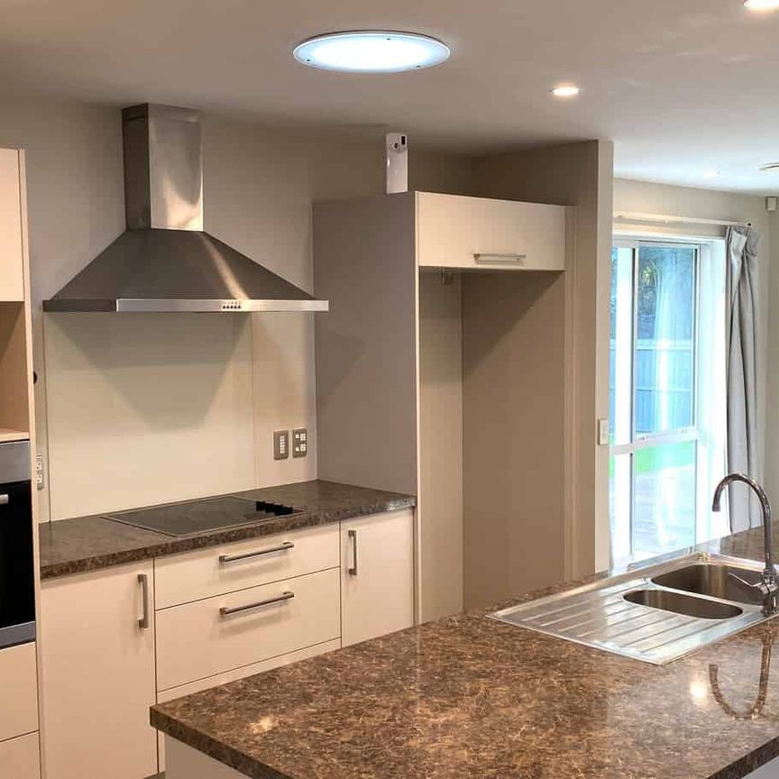 Sought After St. Albans - Photo 1