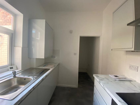 2 bedroom ground floor flat to rent - Photo 5