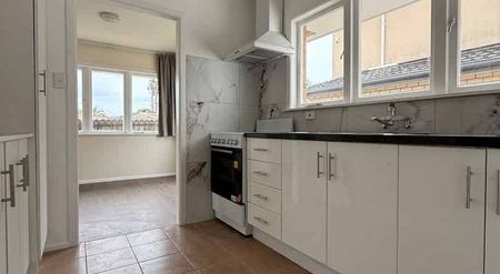 Freshly Updated Family Home – Close to Westfield Manukau & Motorways - Photo 2