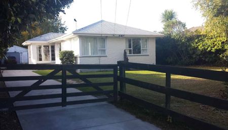 Family Friendly Home in Popular Neighbourhood - Photo 3