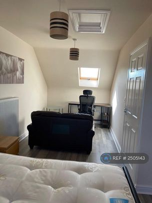 1 bedroom in a house share to rent - Photo 1