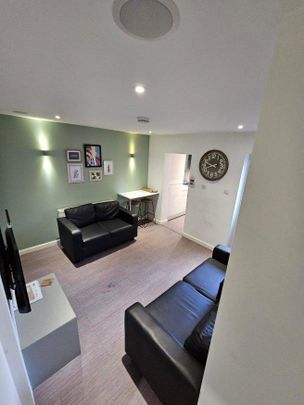 5 bedroom flat to rent - Photo 1