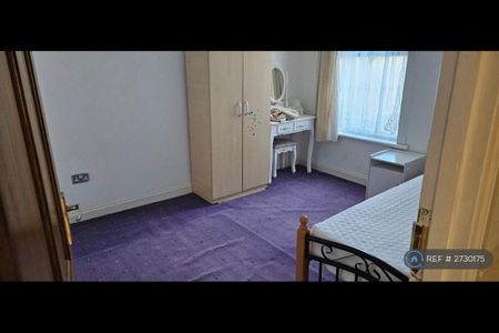 1 bedroom in a house share to rent - Photo 4