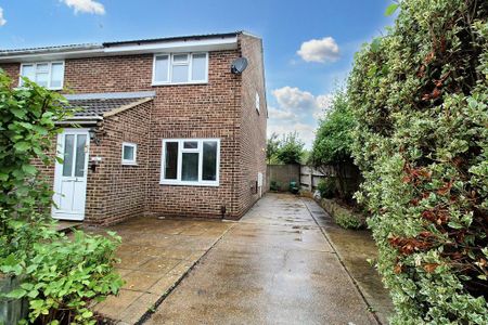 2 bedroom semi-detached house to rent - Photo 5