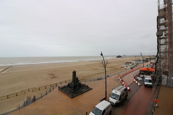 Gemeubileerd 1-slaapkamerappartement met groot terras en frontaal zeezicht op de Zeedijk van Blankenberge. - Photo 1