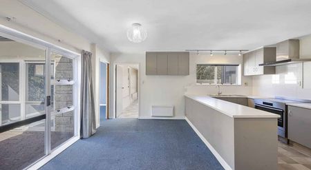 Spacious Family Home - Photo 3