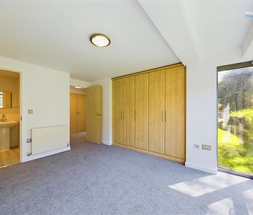 Spacious two double bedroom apartment with en-suite shower room and allocated secure parking. Recently re-decorated and re-carpeted. Offered to let un-furnished. Available now! - Photo 1