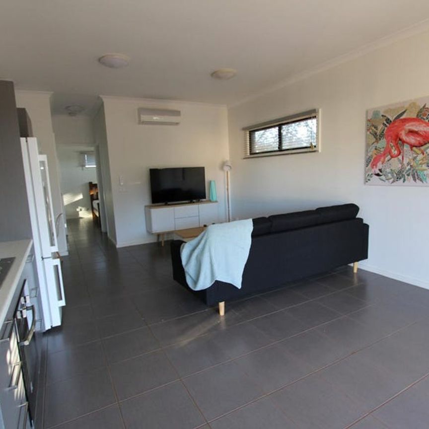 FURNISHED 1x1 - Well Located + Low Maintenance - Photo 1