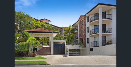 Fully Renovated Luxurious Ground-Floor Corner Apartment with Private Courtyard - Photo 5