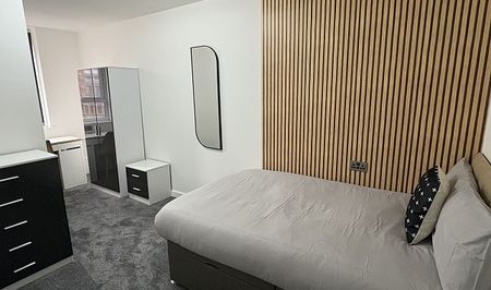 Recently Renovated 5-Bedroom En Suite Apartment Just Minutes from University of Sheffield! - Photo 4