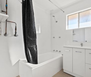 Neat & Tidy 2 Bedroom Unit Centrally Located With Garage - Photo 4