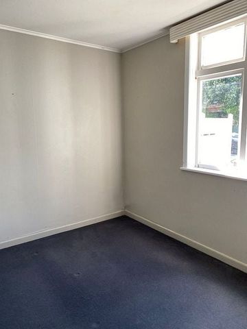 Sunny 3-Bedroom Apartment with Garden & Courtyard - Photo 4