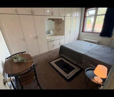 Room in a Shared Flat, Whitmore Gardens, NW10 - Photo 1