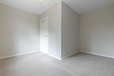 4 bedroom semi-detached house to rent - Photo 3