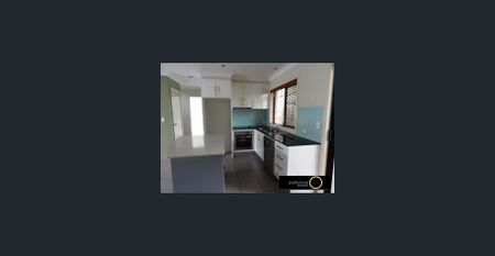 Stylish Three-Bedroom Townhouse in Prime Carina Heights Location - Photo 3