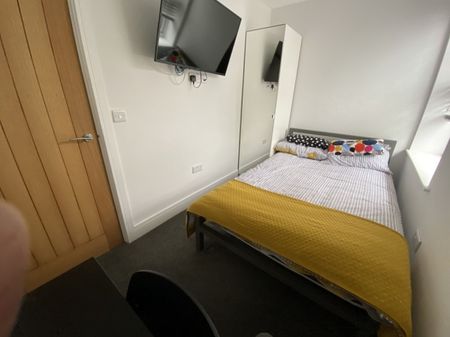 3 bed Apartment for Rent - Photo 5