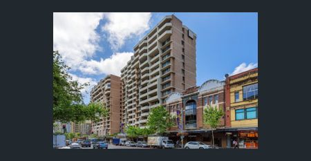 Newly refurbished in vibrant urban setting - Photo 4