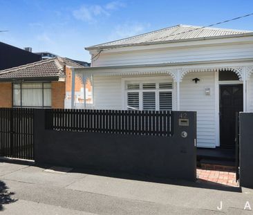 Timeless Appeal and Modern Comfort in a Private Setting - Photo 6