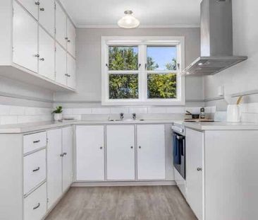 Sunny 3-bedroom + double garage - Photo 1
