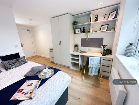 1 bedroom in a flat share to rent - Photo 3