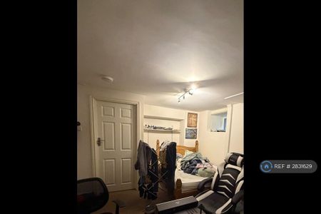 4 bedroom flat to rent - Photo 3