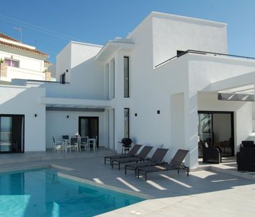 Modern three bedroom detached villa for winter rent situated in Nerja - Photo 3