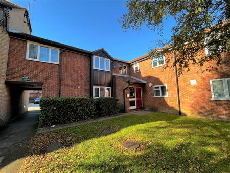 1 bed flat to rent in Springwood Crescent, Edgware, HA8 - Photo 2