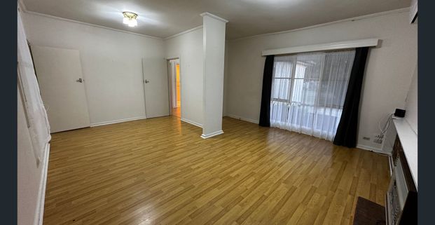 5 Bedrooms on a large block in the heart of Glengowrie - Photo 1