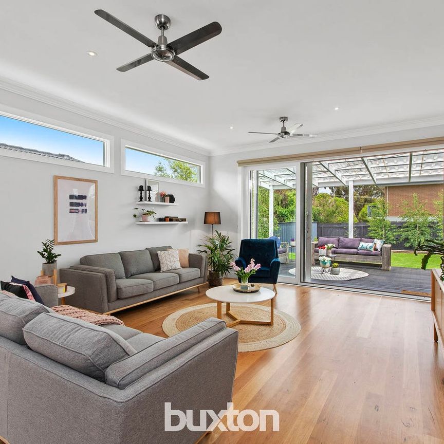 Magnificent Entertainer - Photo 1