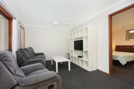 FURNISHED ONE BEDROOM IN ASHMORE INCLUDING INTERNET & FOXTEL - Photo 5