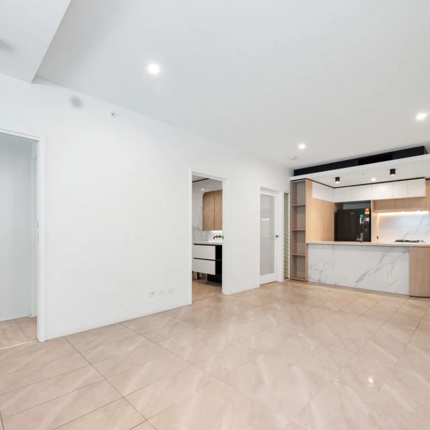 LUXURY LIVING IN THE ICONIC SKYNEEDLE APARTMENTS - Photo 1