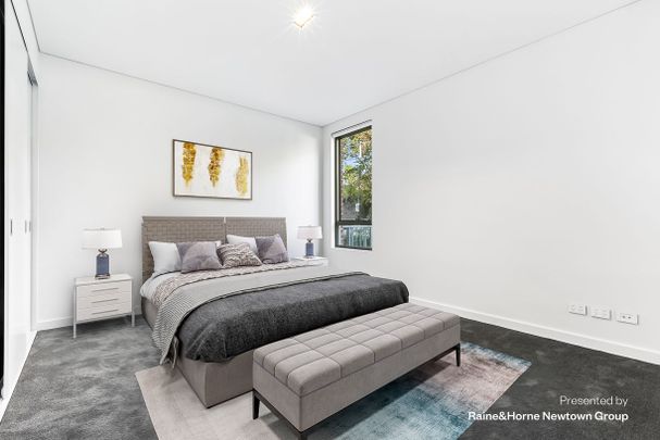 Expansive harbour side living - Photo 1