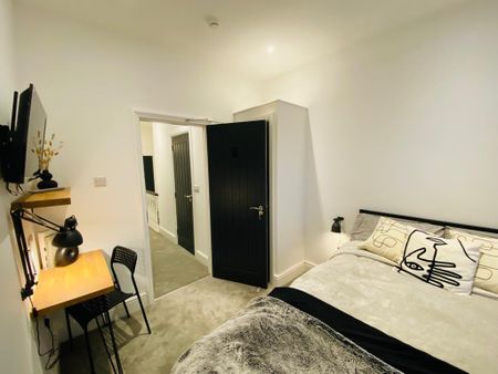 1 bedroom in a house share to rent - Photo 2