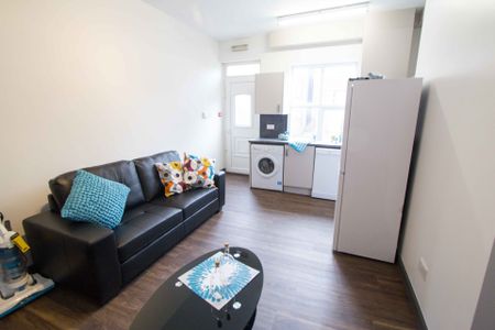 Flat 2, 15 HYDE PARK TERRACE Leeds - LS6 1BJ - Photo 5